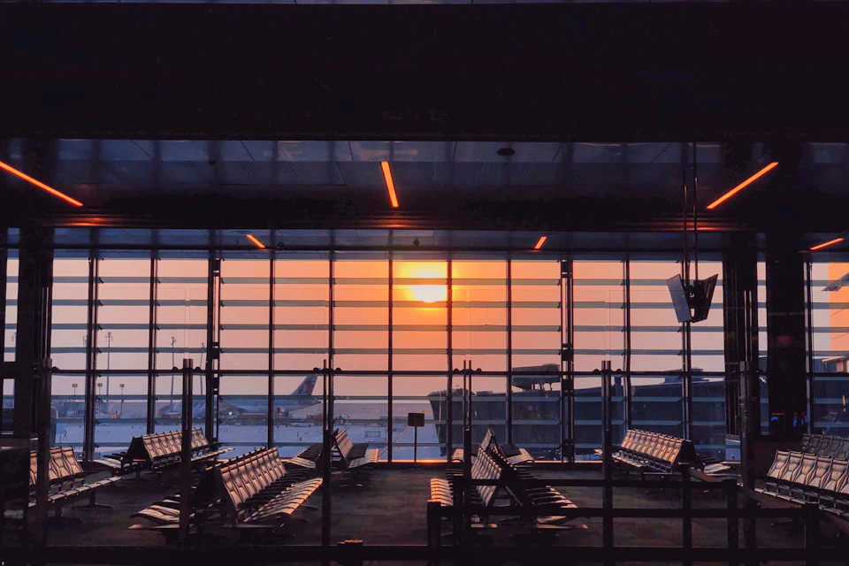 Sala d'attesa di un aeroporto al tramonto
