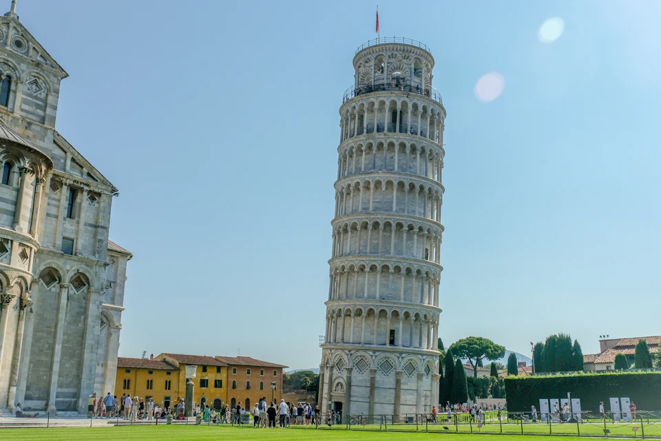 La Torre di Pisa vista di lato, con la pendenza ben visibile