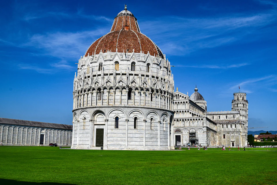 Il Battistero di Pisa con il Duomo e la Torre sullo sfondo