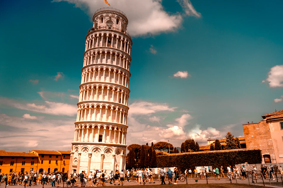Visitatori ai piedi della Torre di Pisa