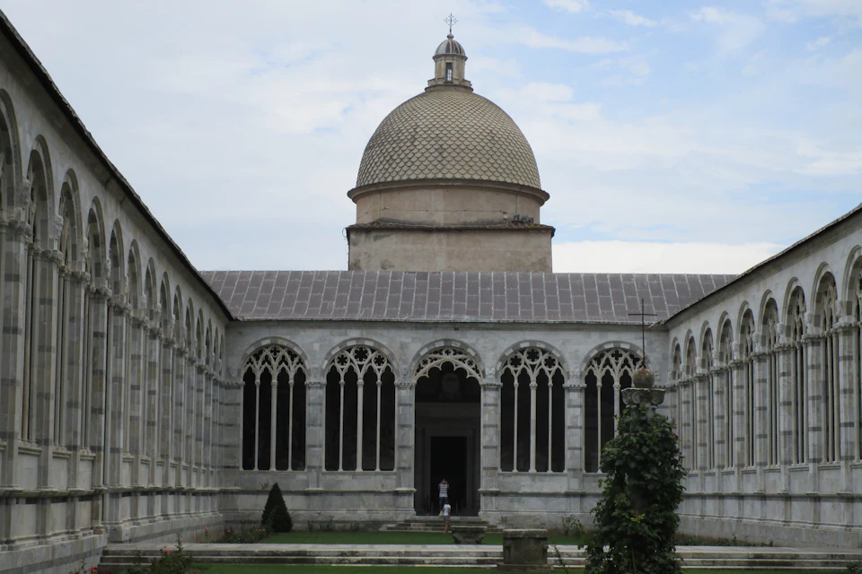 Il chiostro del Camposanto di Pisa con il prato interno