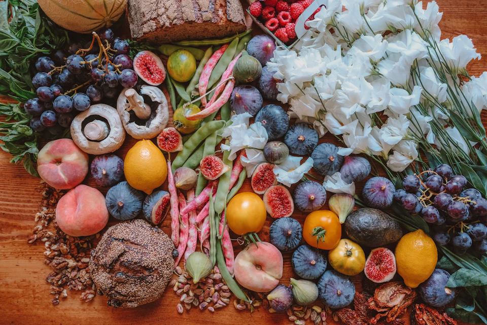 Frutta, verdura e pane disposti su un tavolo di legno