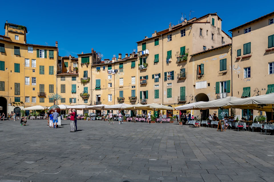 Piazza dell'Anfiteatro a Lucca con le case dalle facciate gialle