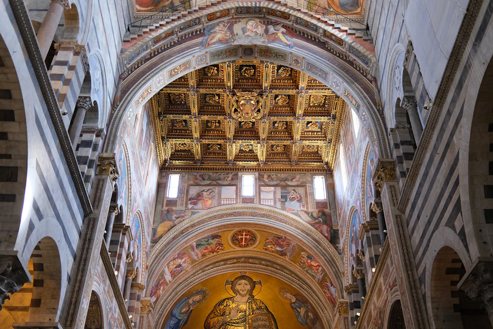 Interno del Duomo di Pisa con il soffitto a cassettoni e il mosaico dell'abside