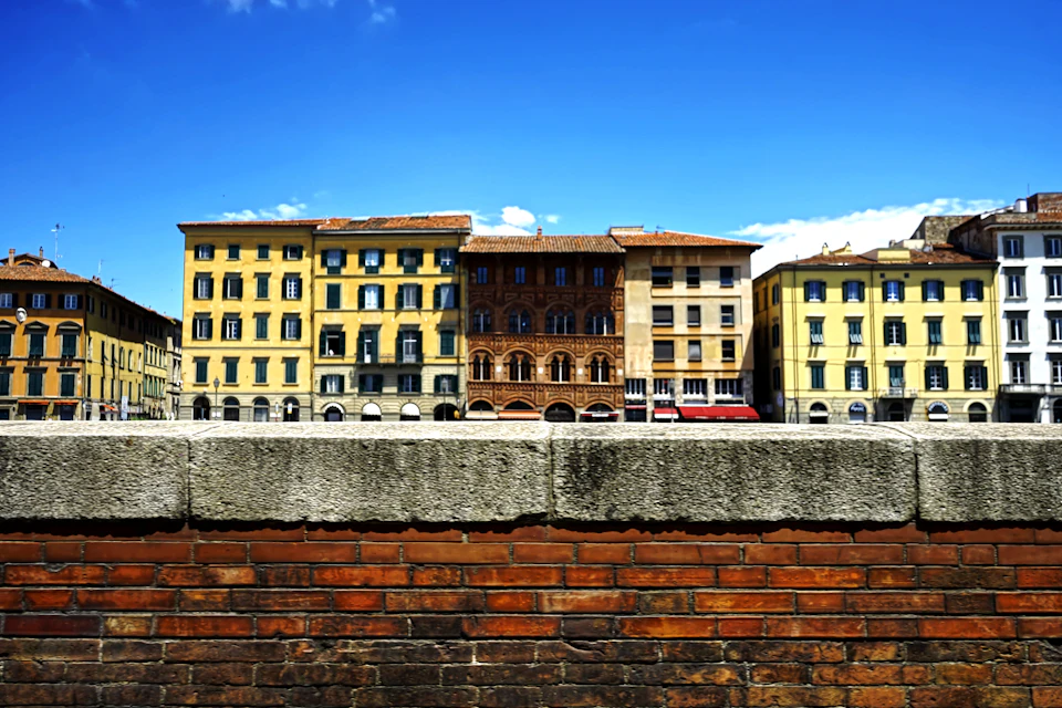 Facciate colorate dei palazzi sul Lungarno di Pisa
