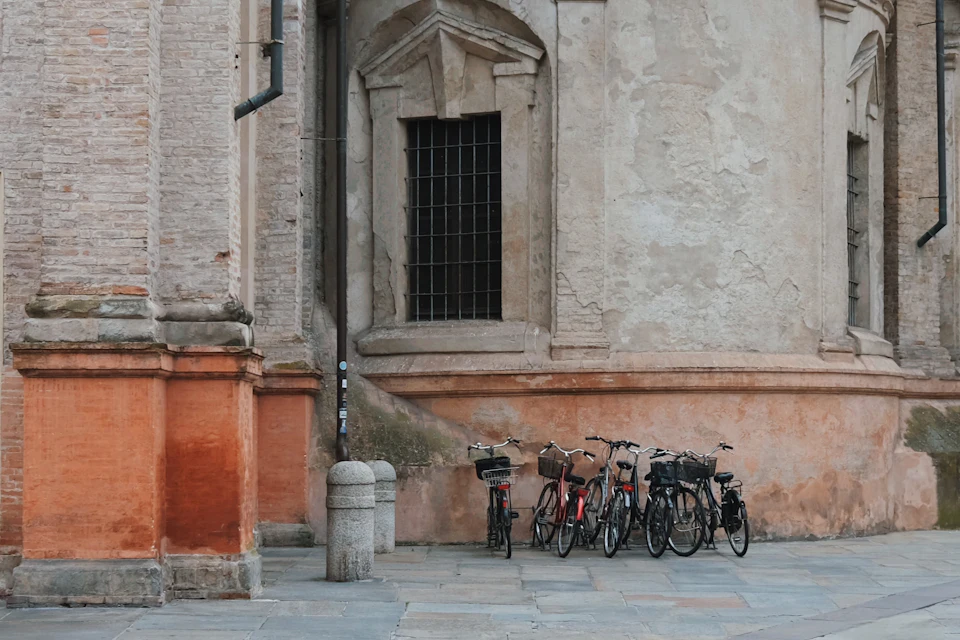 Biciclette parcheggiate accanto a un edificio storico