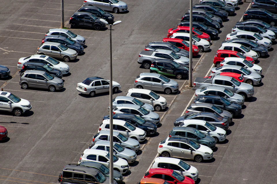 Parcheggio all'aperto pieno di auto visto dall'alto