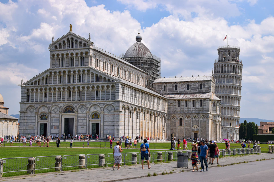 Visitatori in Piazza dei Miracoli davanti al Duomo e alla Torre