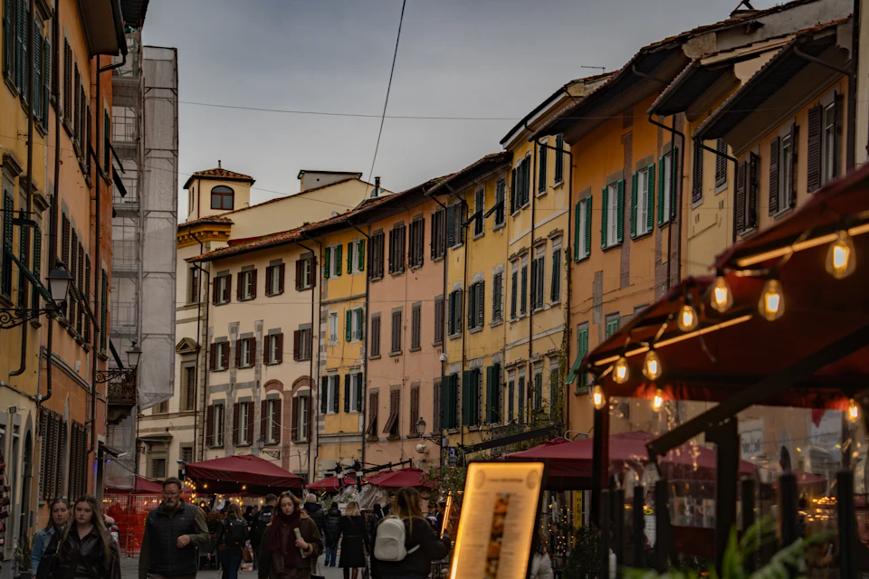 Gente a passeggio in una via del centro storico di Pisa