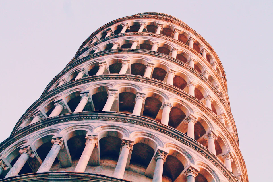 Le logge ad archi della Torre di Pisa viste dal basso