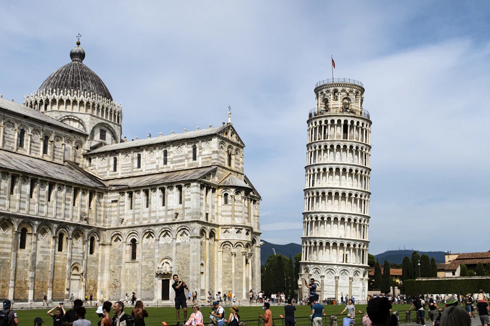 Visitatori davanti al Duomo e alla Torre di Pisa